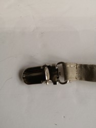 PINCE POUR ATTACHER LA CASQUETTE EN CAS DE VENT